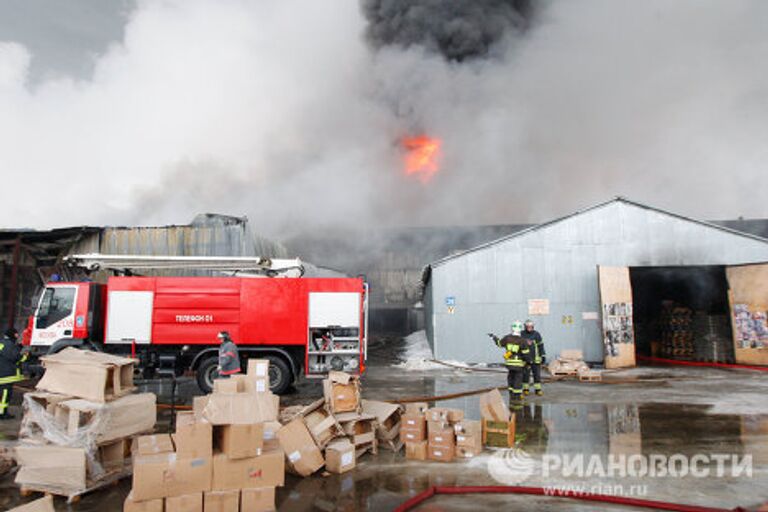 Тушение пожара на складе с мебелью на северо-востоке Москвы