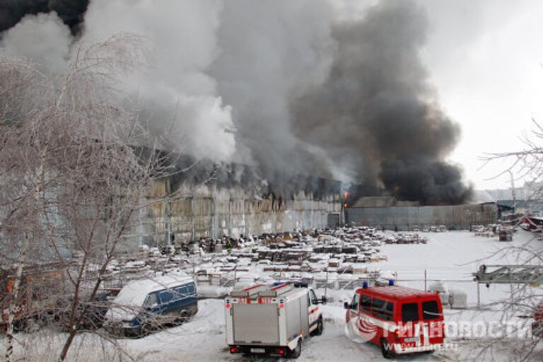 Тушение пожара на складе с мебелью на северо-востоке Москвы