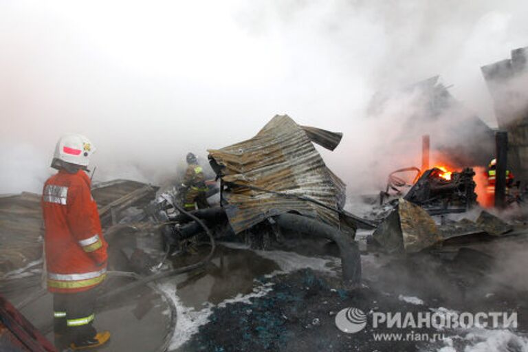 Тушение пожара на складе с мебелью на северо-востоке Москвы