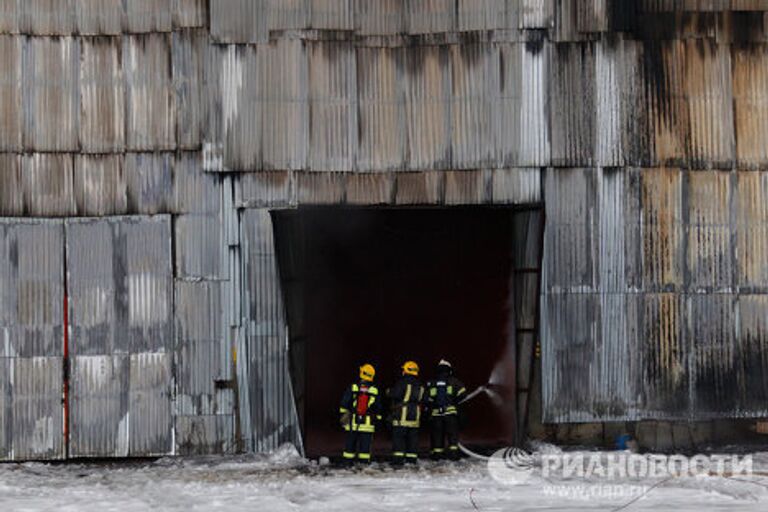 Тушение пожара на складе с мебелью на северо-востоке Москвы