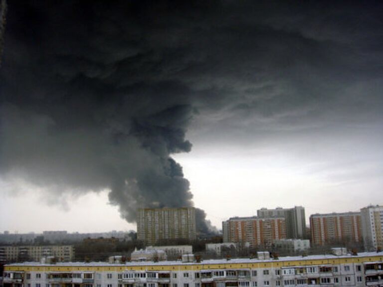 Пожар на складе мебели в Москве