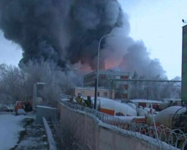 Пожар на складе в Москве тушили 60 расчетов и  два вертолета МЧС