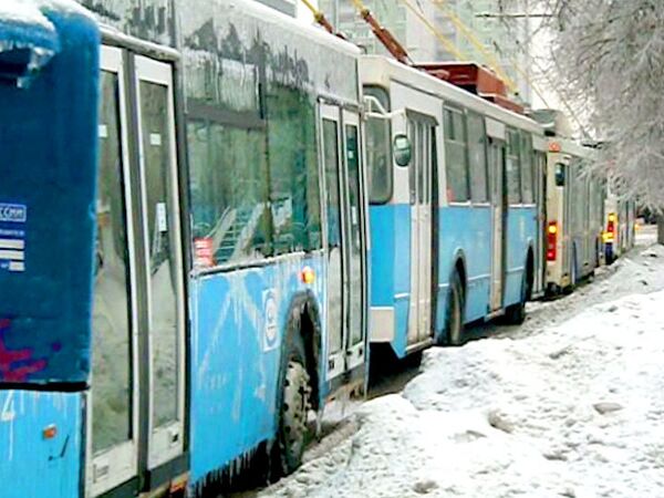 На юге Москвы встали троллейбусы