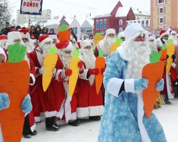 Сотни Дедов Морозов отрываются в центре Уфы