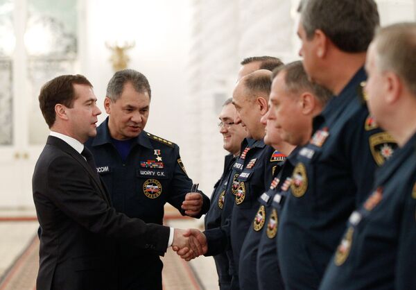 Церемония вручения Знамени МЧС в Кремле