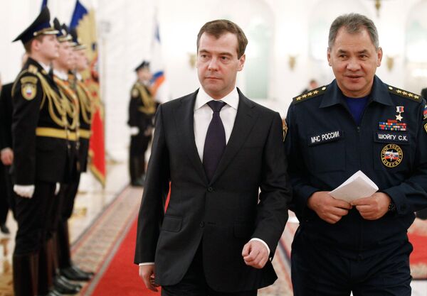 Президент РФ Дмитрий Медведев и глава МЧС Сергей Шойгу (слева направо) в Кремле 