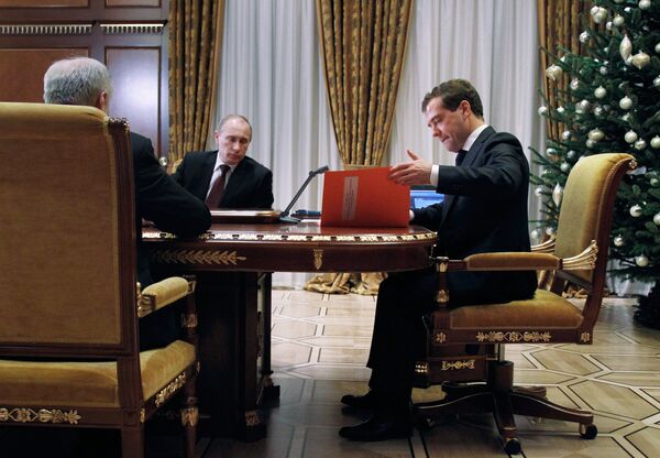 Премьер президентская. Офис Медведева. Подписание закона Медведевым 2011 года.