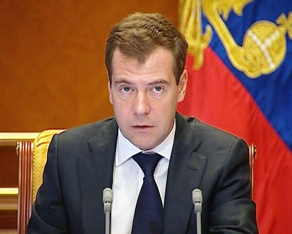 Медведев недоволен инвестиционным климатом и ростом цен на продукты