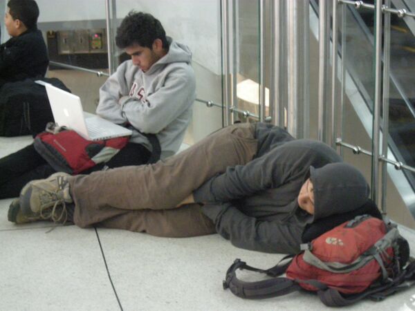 Пассажиры третьи сутки ждут вылета в аэропорту Кеннеди в Нью-Йорке, где задержаны сотни рейсов из-за метели. 28 декабря 2010 года. 