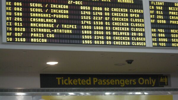 Табло вылета рейсов из аэропорта Кеннеди в Нью-Йорке, где задержаны сотни рейсов