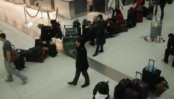 Очереди к стойкам разных авиакомпаний в аэропорту Кеннеди в Нью-Йорке. 28 декабря 2010 года.
