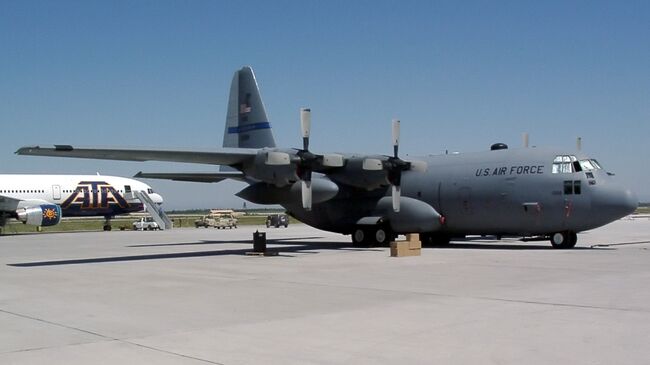 Военно-транспортный самолет C-130 Геркулес. Архив