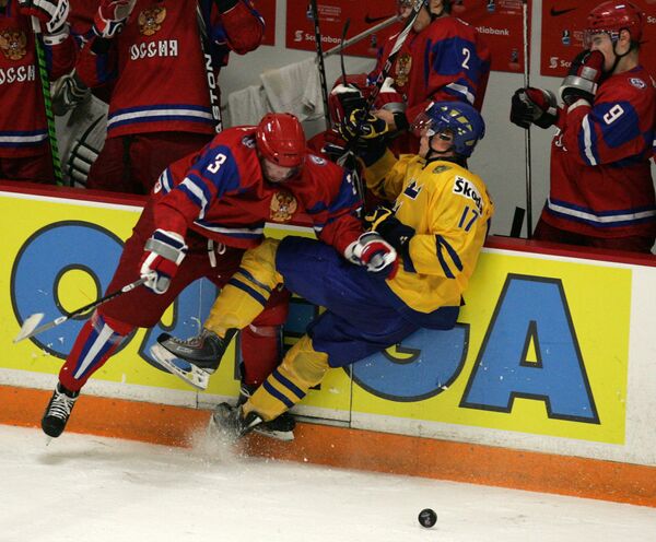 Российские хоккеисты уступили шведам во втором туре молодежного ЧМ