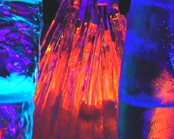 Скульпторы разожгли костер изо льда  на фестивале в Германии