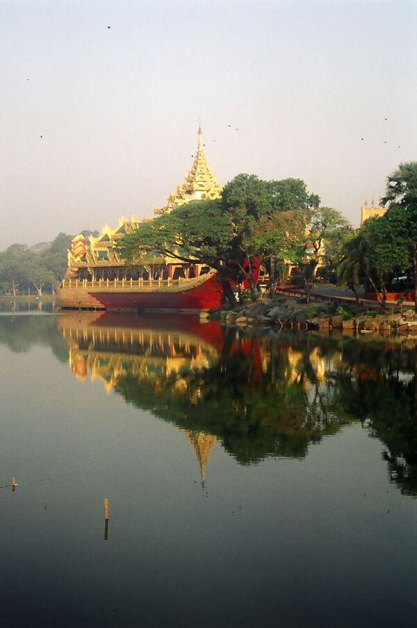 Храм на озере Кандоджуи в Мьянме