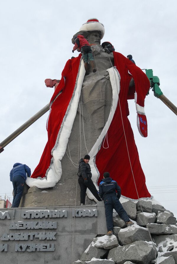 Монумент рабочего Сказ об Урале в костюме Деда Мороза