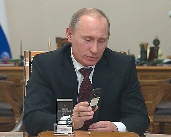 Путину показали первый российский мобильный телефон - аналог iPhone 4