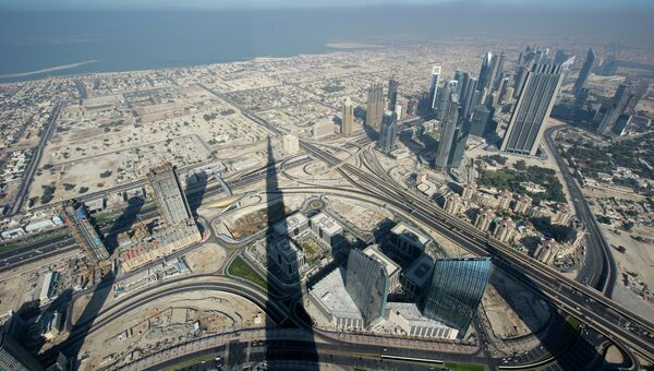Вид на Дубай с делового центра Бурж Аль Халифа.
