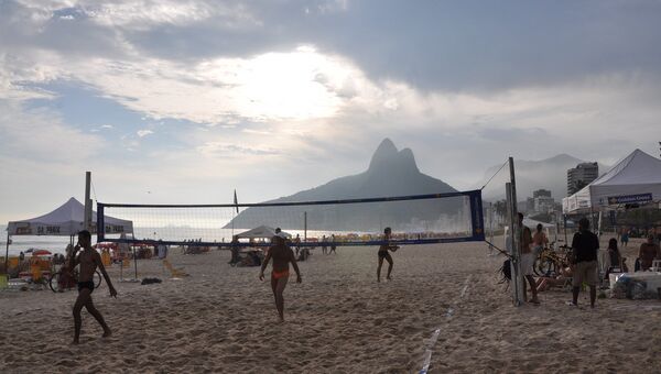 На пляже Рио-де-Жанейро в январе