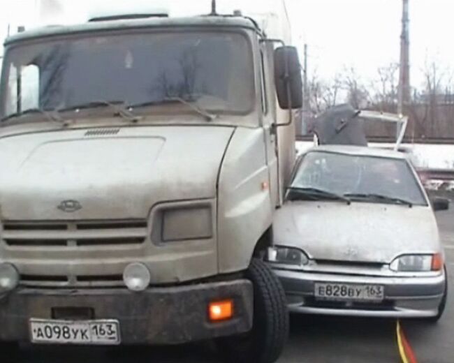 В самарском городе Отрадный Lada не поделила дорогу с “Бычком” 