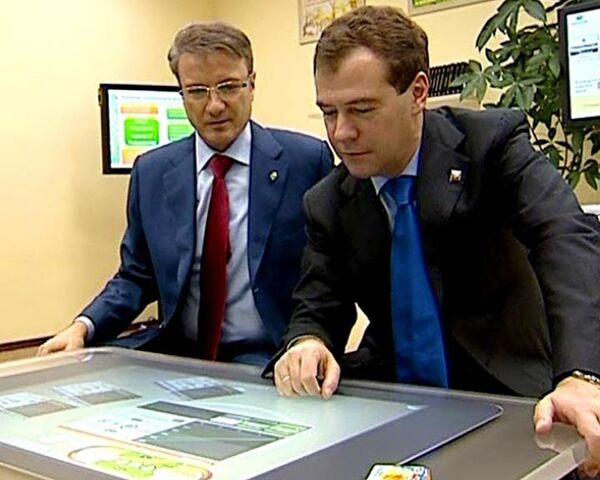 Греф показал Медведеву, как Сбербанк будет избавляться от очередей 