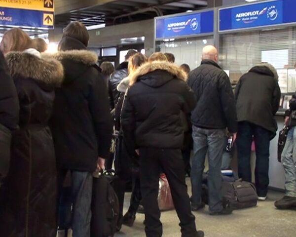 Сотни людей пытаются обменять или сдать билеты в аэропорту Пулково