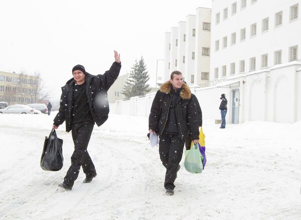 Люди, освобожденные после ареста по обвинению в участии в беспорядках в Минске