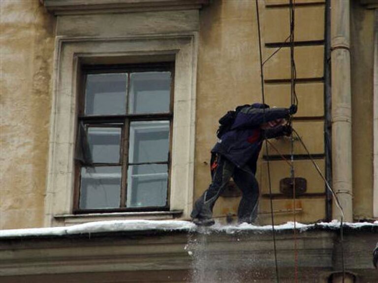 Сосульки и снег в Петербурге 