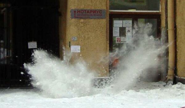 Сосульки и снег в Петербурге