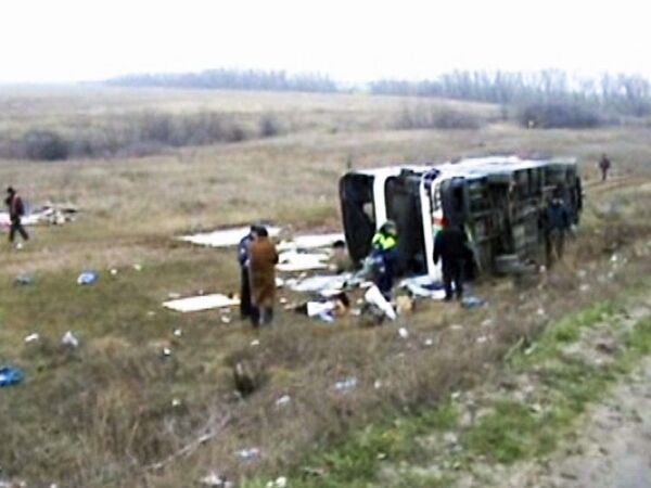 Пассажирский автобус и фура столкнулись на трассе в Ростовской области