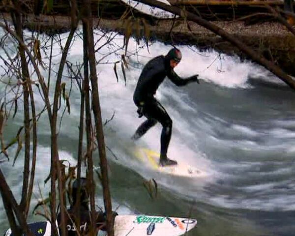 Серфингисты Мюнхена ловят волну на городских реках   