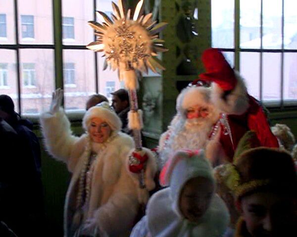 Дед Мороз приехал в Санкт-Петербург со Снегурочкой и зайцами