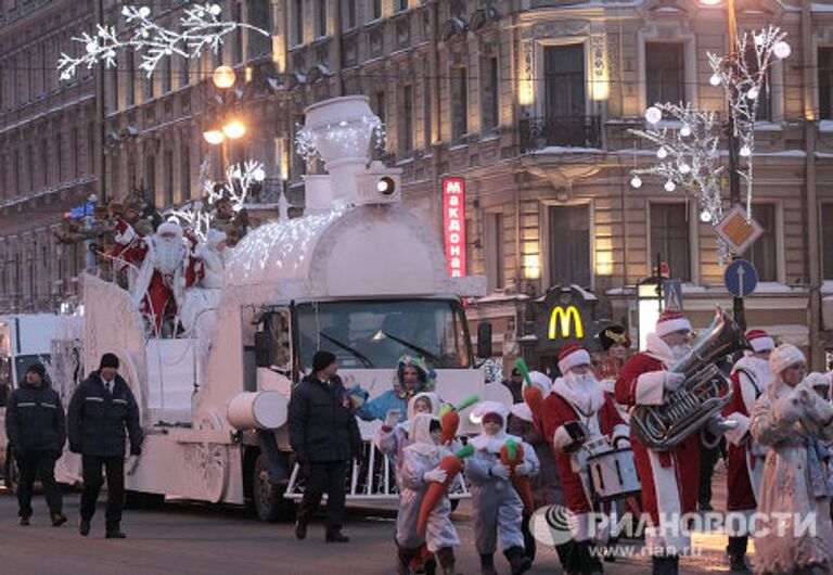 Шествие Деда Мороза по Невскому проспекту Санкт-Петеребурга