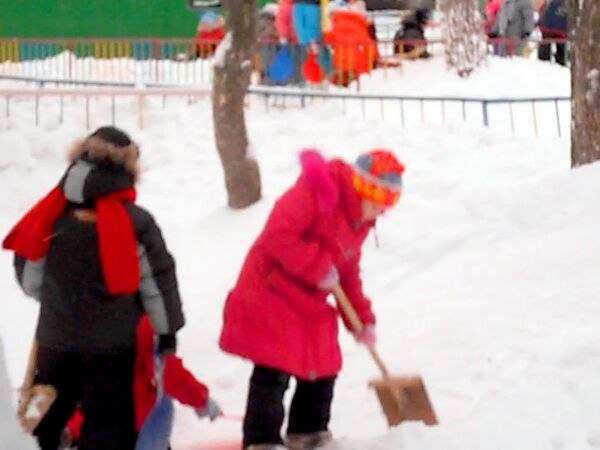 Дороги Вологды после снегопада убирают трактора, дворники и дети
