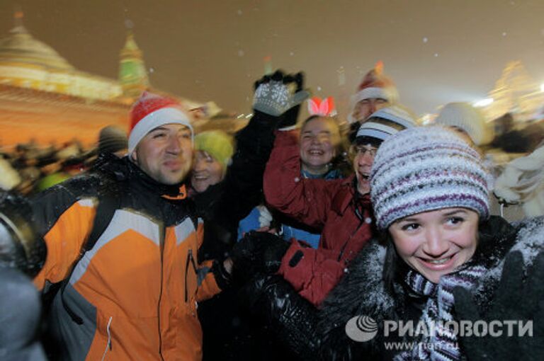 Москвичи и гости столицы встречают Новый год на Красной площади