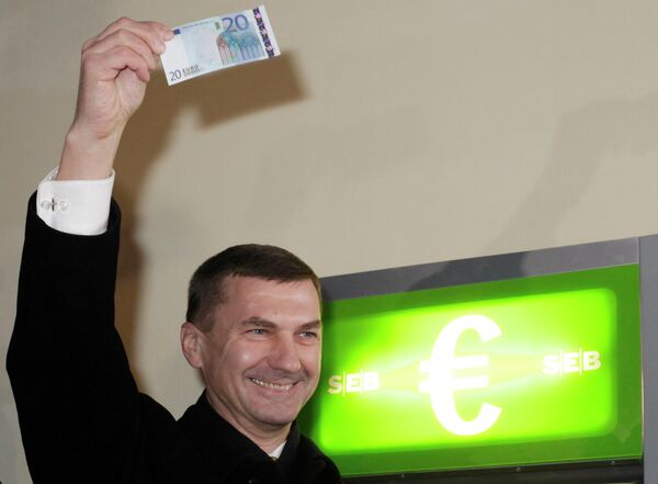 Эстонский премьер Андрус Ансип в новогоднюю ночь первым снял евро в банкомате