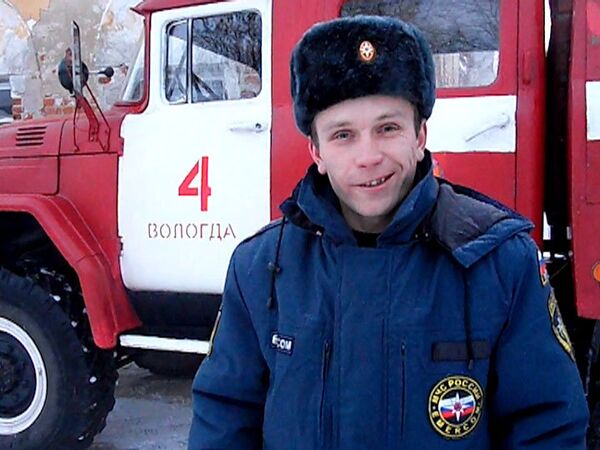 Пожарный из Вологды поздравляет россиян с Новым годом