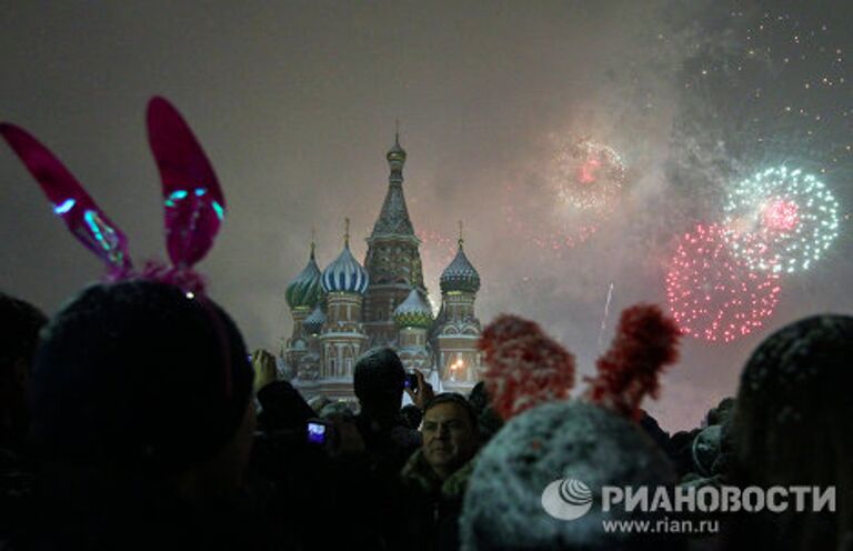 Москвичи и гости столицы встречают Новый год на Красной площади