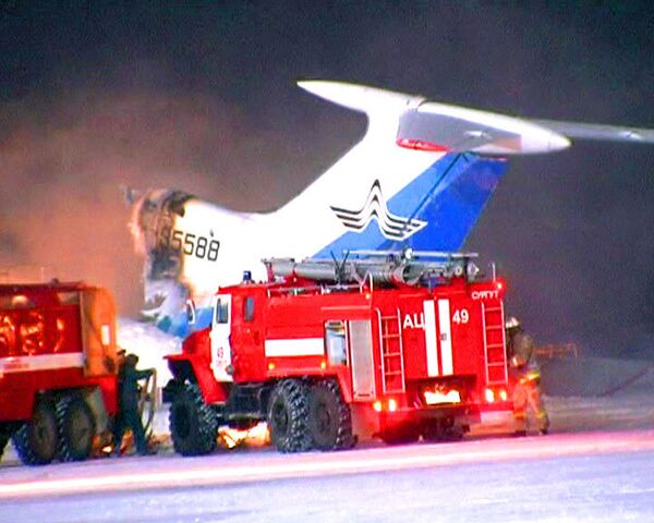 Ту-154 выгорел дотла на взлетной полосе в аэропорту Сургута 