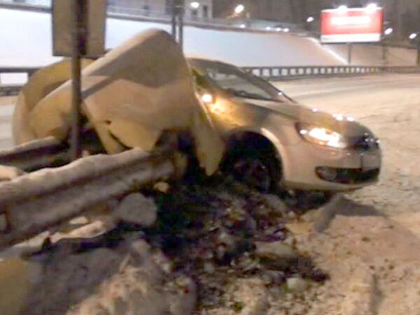 ДТП в Москве - Volkswagen столкнулся с иномаркой и влетел в отбойник