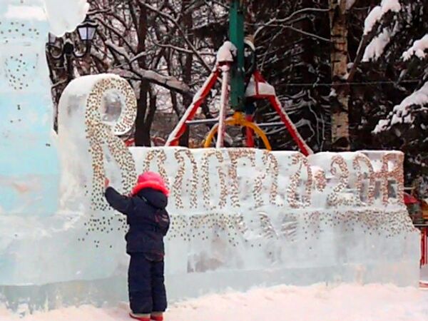 На детской площадке Вологды из ледяных блоков сложили название города 