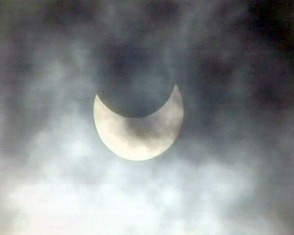 Луна закрыла Солнце на 80% во время первого в 2011 году затмения