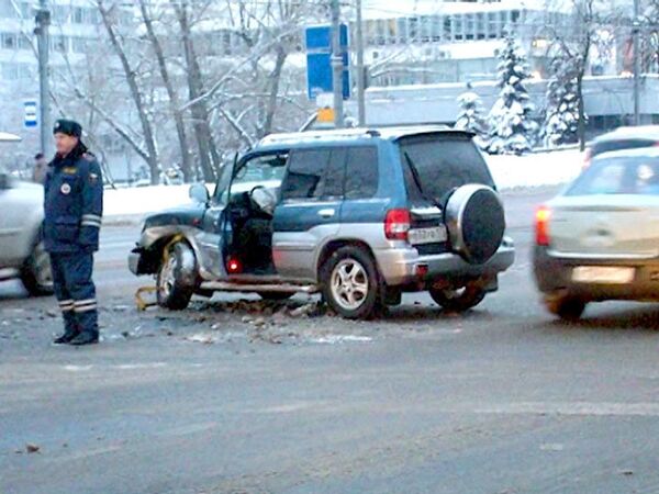 На юге Москвы иномарку занесло на гололеде и она влетела в джип