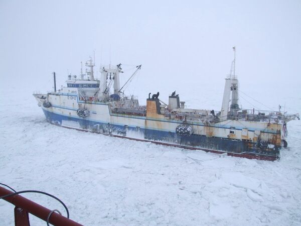 Спасательная операция в Охотском море, где застряли суда
