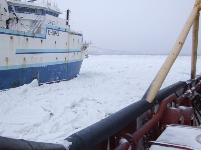 Спасательная операция в Охотском море, где застряли суда