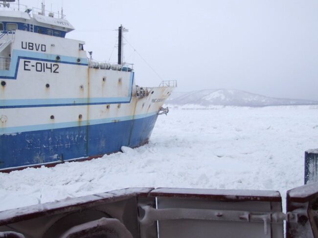 Спасательная операция в Охотском море, где застряли суда