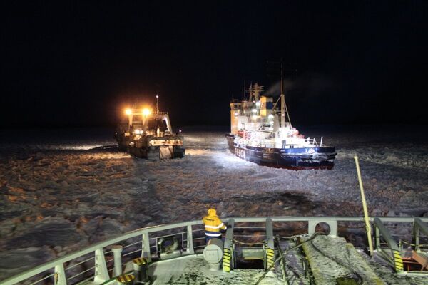Спасательная операция в Охотском море, где застряли суда