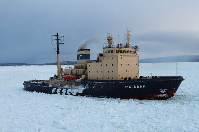 Спасательная операция в Охотском море, где застряли суда