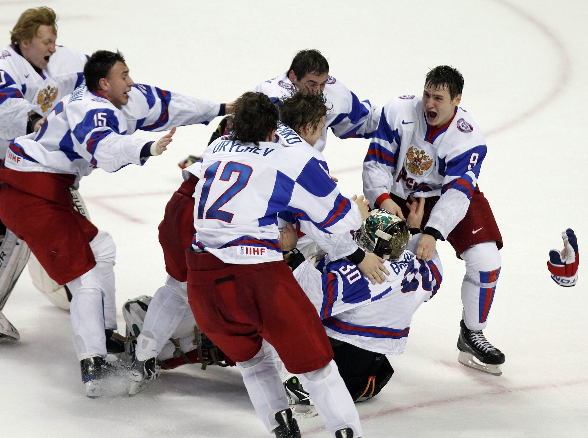 Первенство хоккей 2010. МЧМ 2011 финал Россия Канада 5 3. Россия Канада МЧМ 2011. Хоккей Чемпионат мира Молодежка 2011. Хоккей финал МЧМ 2011 год.