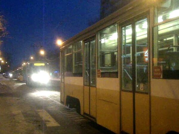 Тридцать трамваев встали в длинную пробку в центре Москвы